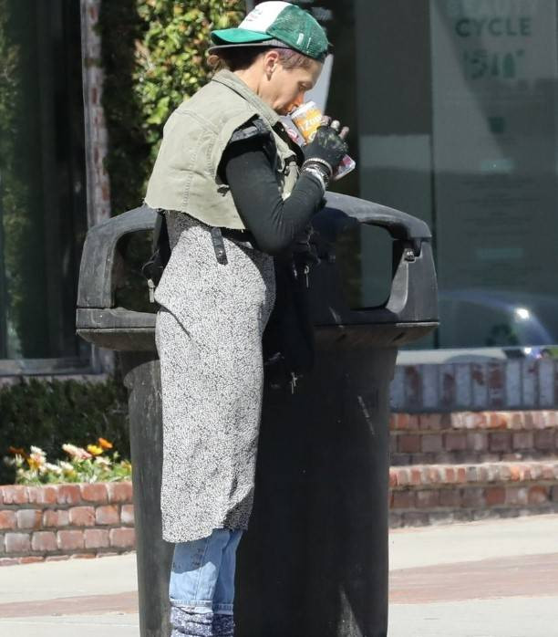 Ünlü model Loni Willison ön dişleri dökük yine çöp toplarken görüntülendi - Resim: 38